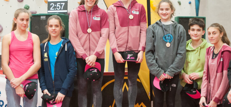 Corso base di arrampicata per bambini e ragazzi in palestra ad Arco o Trento